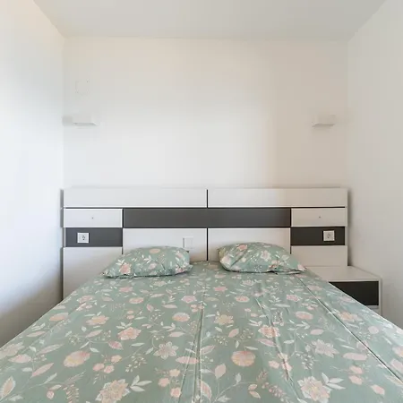 Beachside In Alicante Apartament